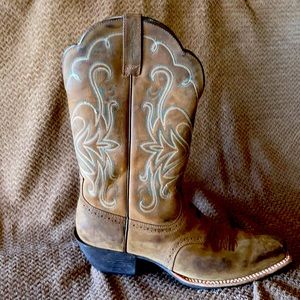 Ariat Women's Legend Distressed Brown Boot, size 11, B Medium width